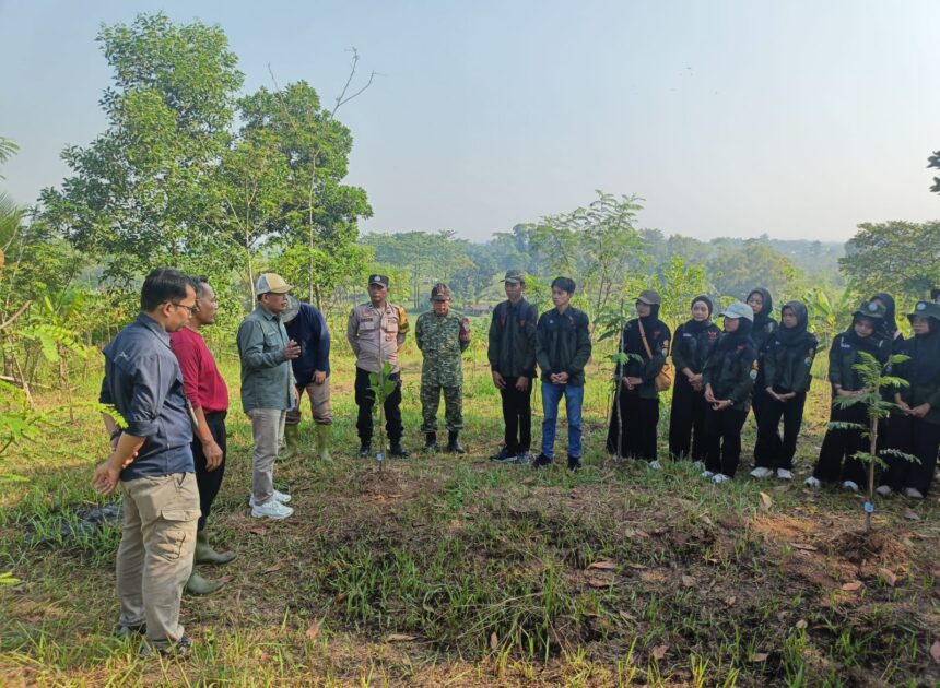 Sinergitas TNI-POLRI bersama Poktan dan Mahasiswa Unsika Melaksanakan Penanaman Pohon di Desa Karanganyar