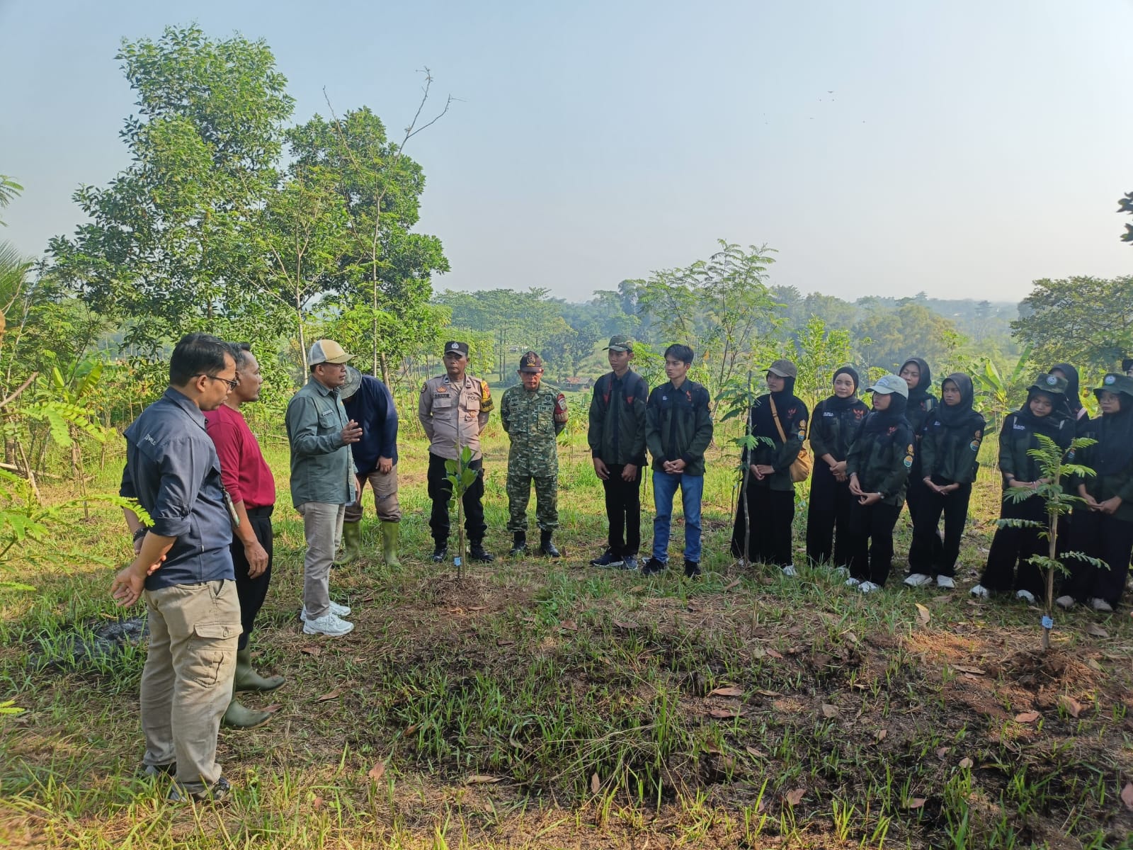 Sinergitas TNI-POLRI bersama Poktan dan Mahasiswa Unsika Melaksanakan Penanaman Pohon di Desa Karanganyar