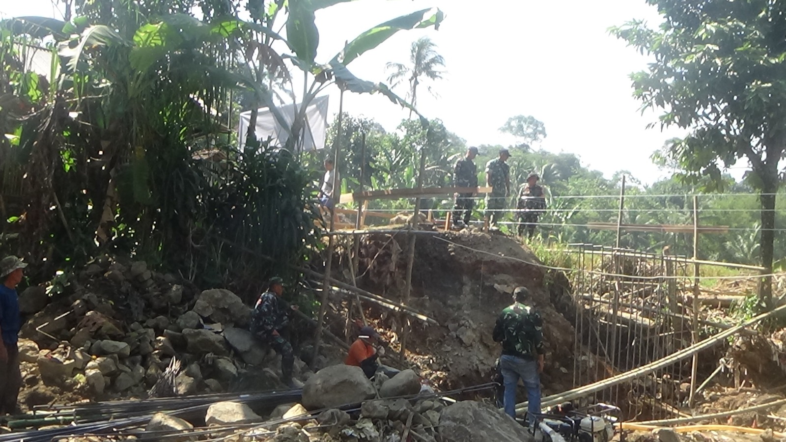 Tangis Bahagia Warga Cikembar! Dandim 0607 Letakkan Batu Pertama Jembatan Sukasari
