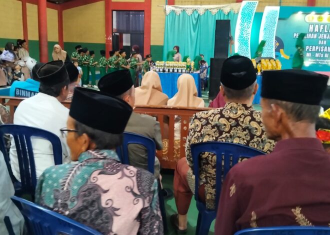 Bhabinkamtibmas Desa Hujungtiwu Hadiri Haflah Akhirussanah dan Kenaikan Kelas Al Mansur
