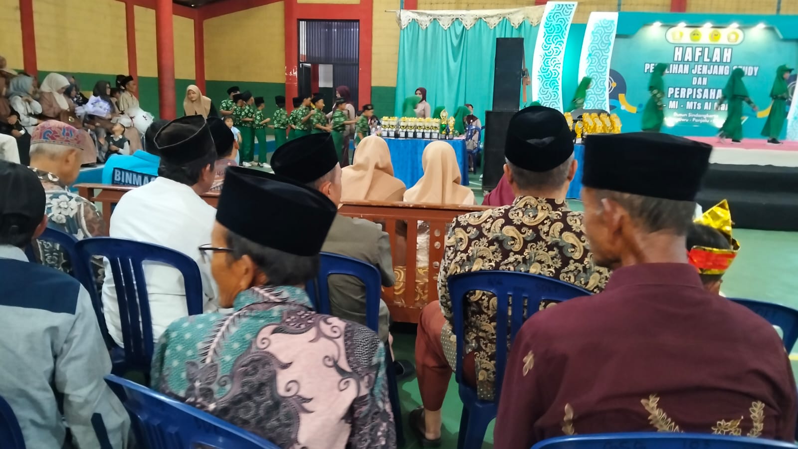 Bhabinkamtibmas Desa Hujungtiwu Hadiri Haflah Akhirussanah dan Kenaikan Kelas Al Mansur