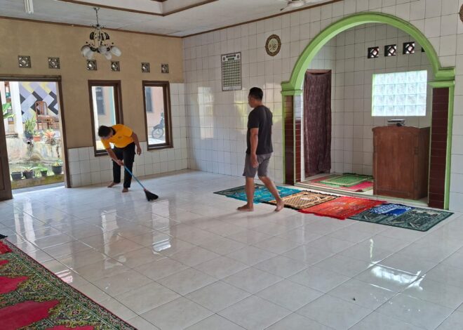 Sambut Hari Bhayangkara, Polsek Panawangan Bakti Religi Bersihkan Masjid Al – Hariri
