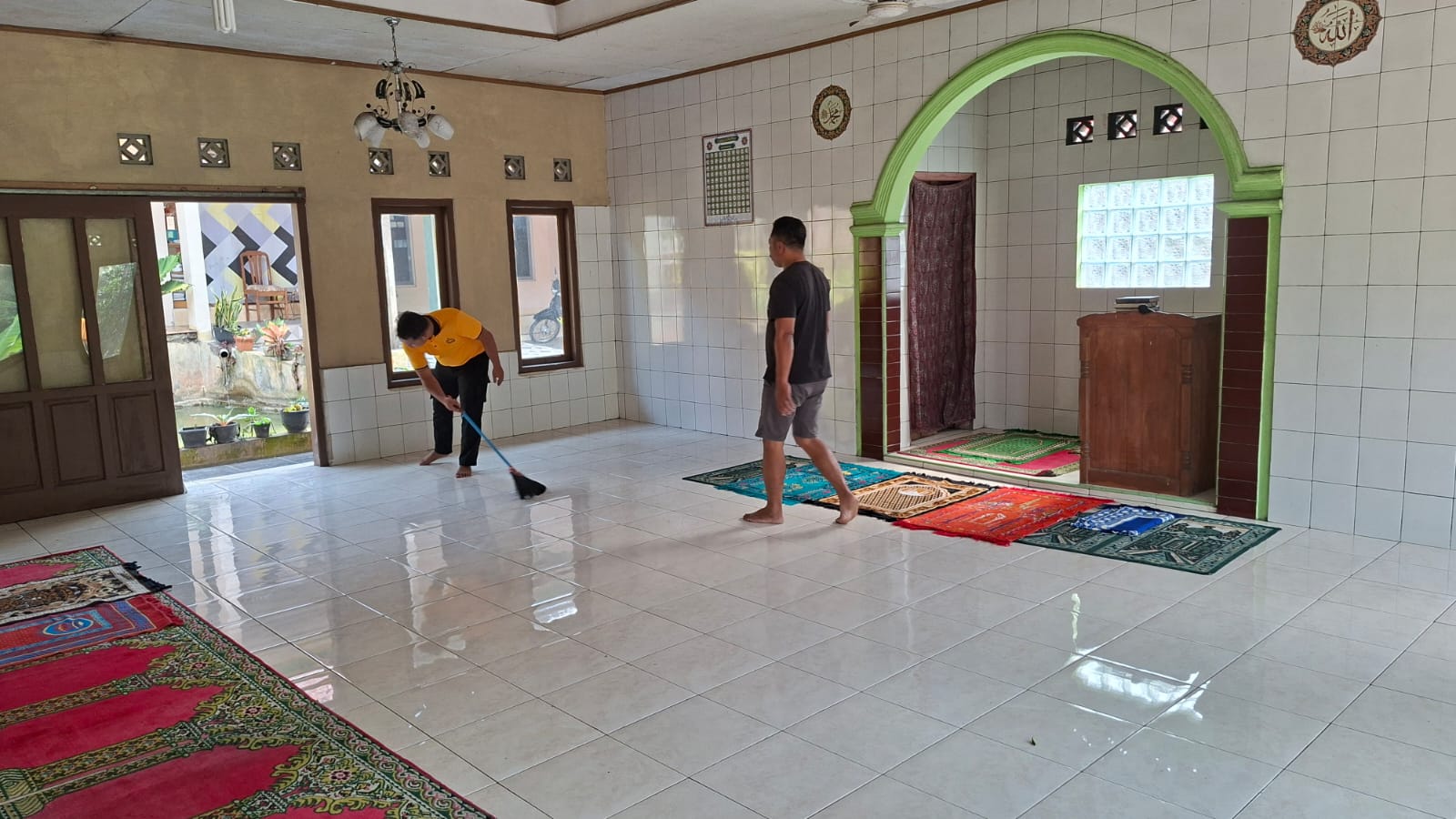 Sambut Hari Bhayangkara, Polsek Panawangan Bakti Religi Bersihkan Masjid Al – Hariri