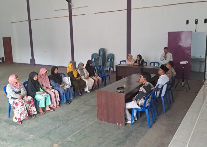 Polsek Kawali Polres Ciamis Awasi Penyaluran BLT DD ke Warga Desa Linggapura