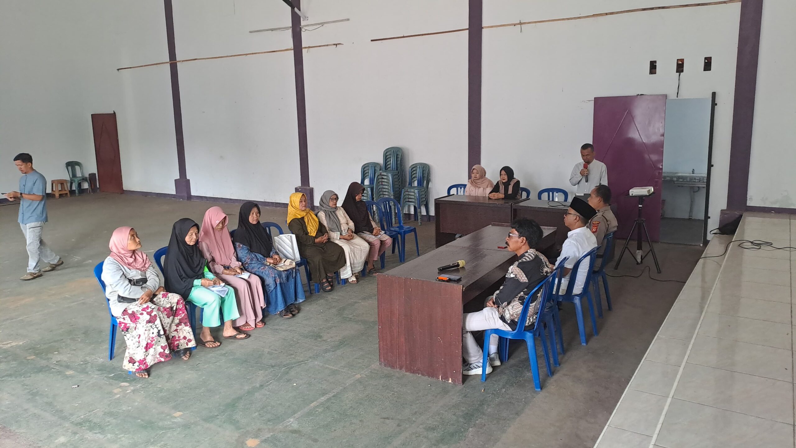 Polsek Kawali Polres Ciamis Awasi Penyaluran BLT DD ke Warga Desa Linggapura