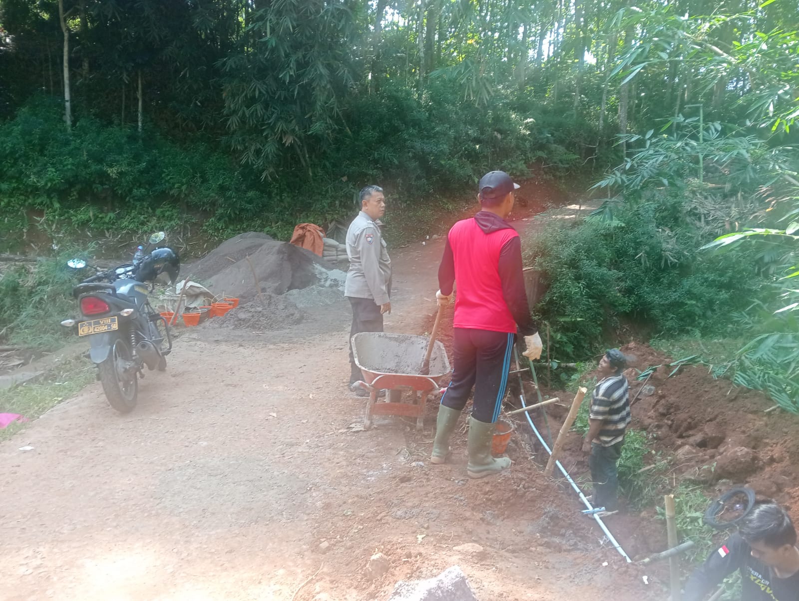Cipta Kondisi, Polsek Sukadana Polres Ciamis Monitoring Pembangunan TPT di Batasari