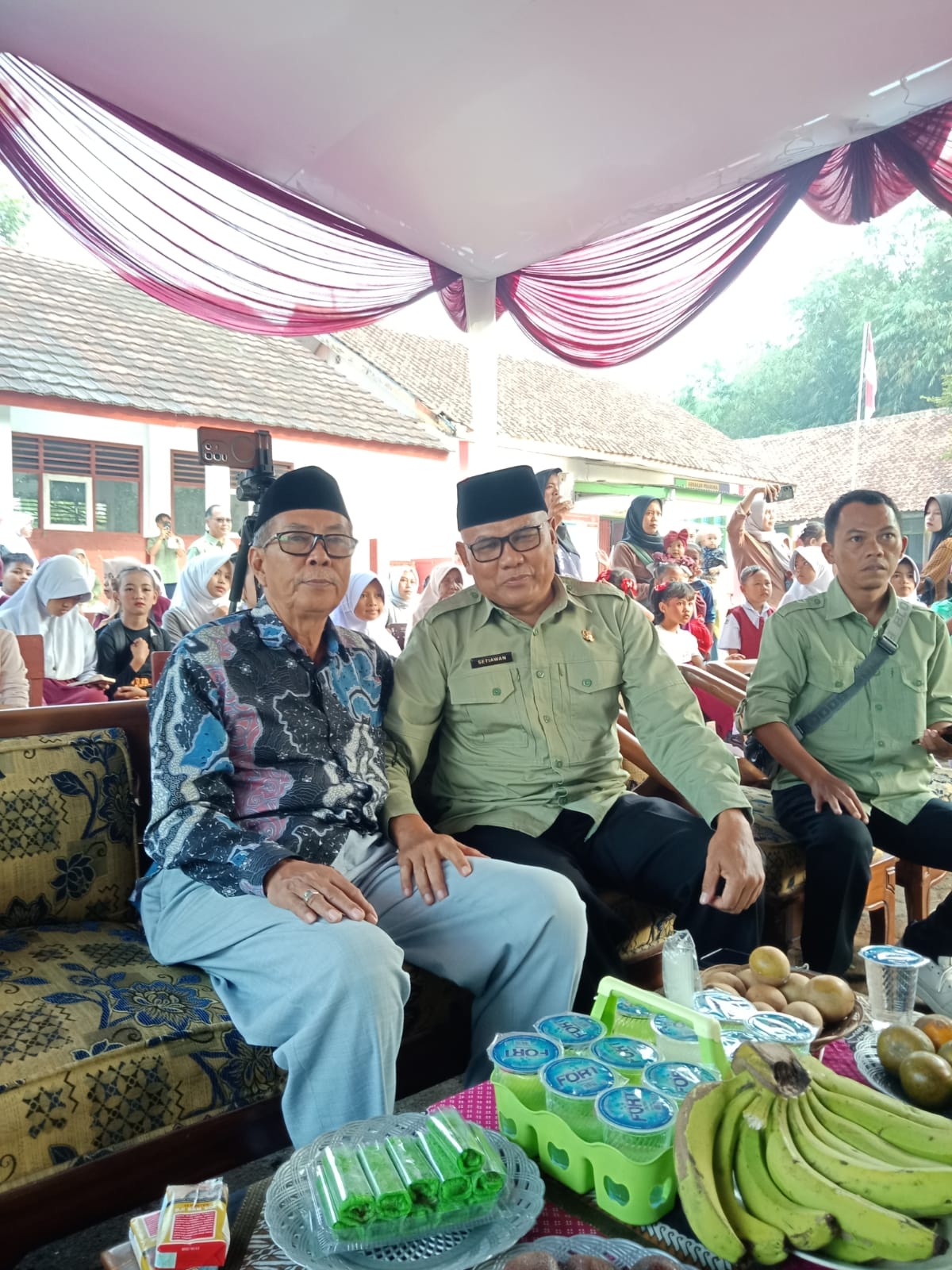 Jajaran Satuan Komunikasi Pokdar Kamtibmas Family SMP 31PBF menghadiri undangan Resepsi Kenaikan Kelas SD Galurawinaya