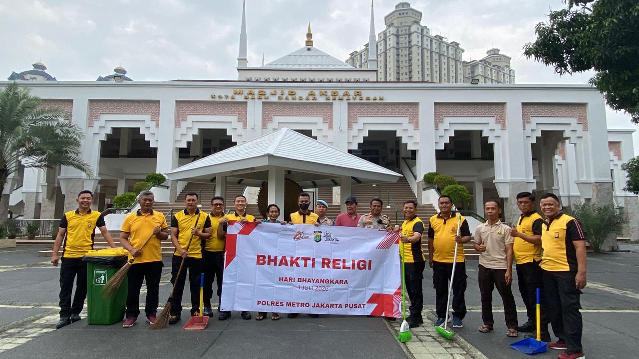 Sambut HUT Bhayangkara Ke-80, Polsek Kemayoran Bersihkan Masjid, Perkuat Pengabdian untuk Negeri