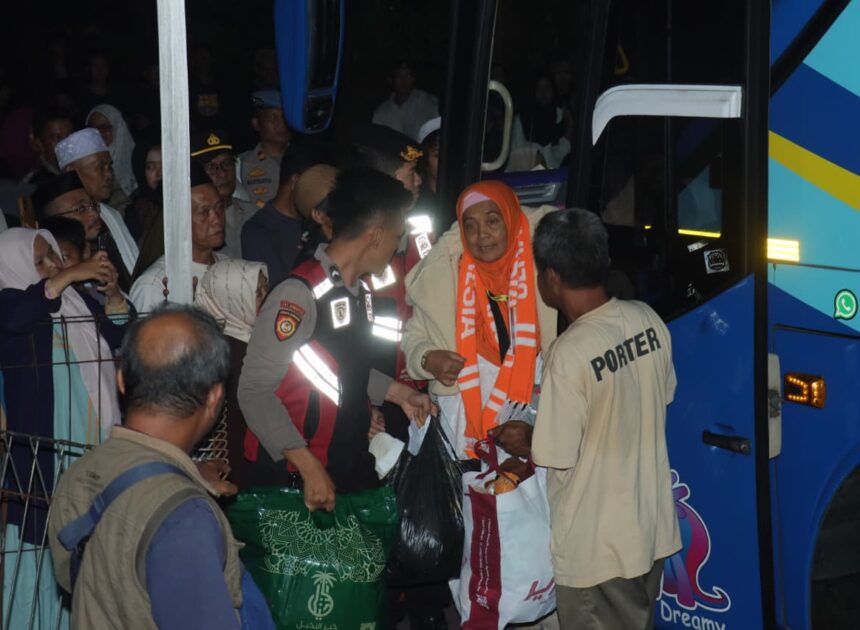 Polres Ciamis Kawal Kepulangan 413 Jemaah Haji Kloter 31 Pastikan Berjalan Aman dan Lancar