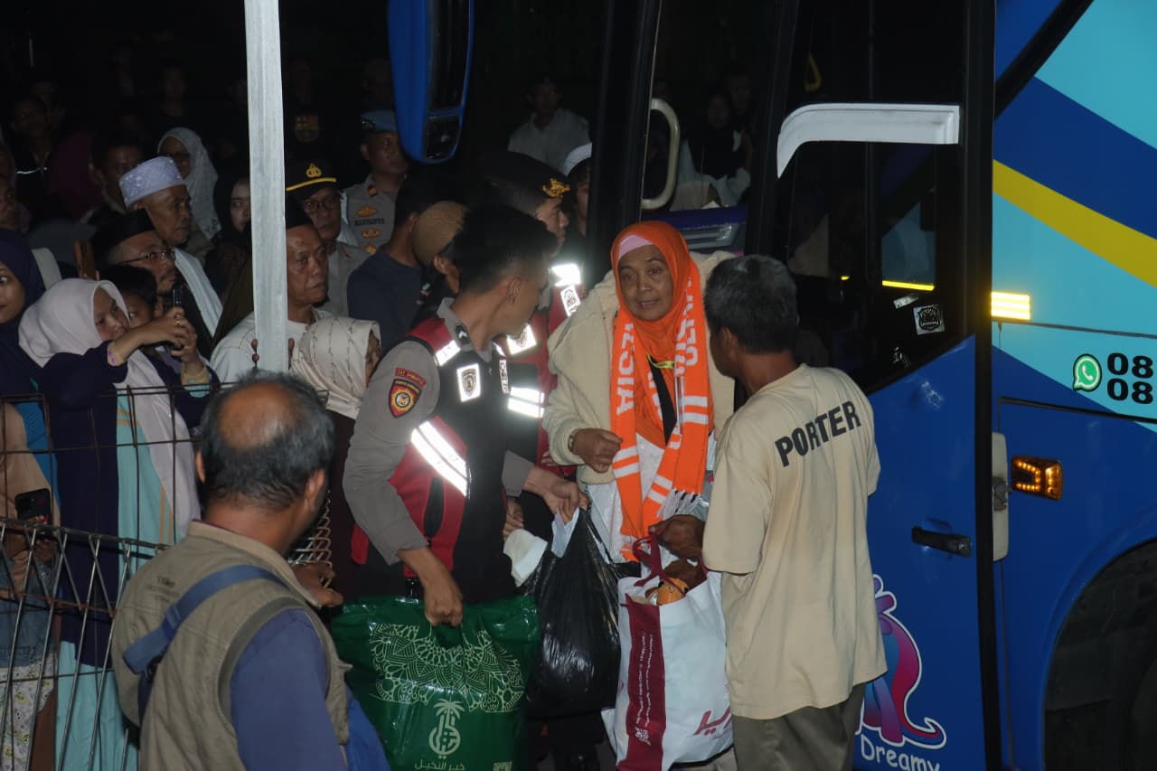 Polres Ciamis Kawal Kepulangan 413 Jemaah Haji Kloter 31 Pastikan Berjalan Aman dan Lancar