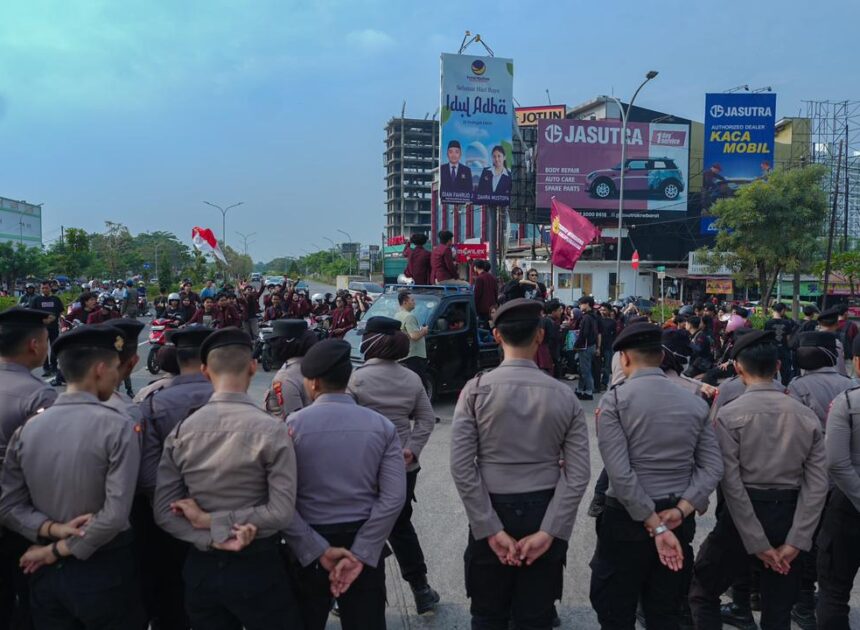Polres Karawang Kawal Demo Mahasiswa di Interchange Karawang Barat, Berjalan Aman Kondusif