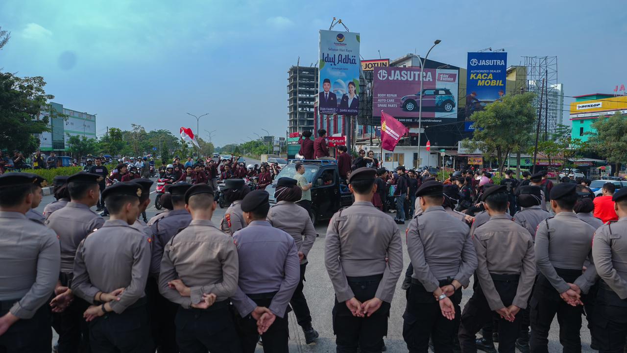 Polres Karawang Kawal Demo Mahasiswa di Interchange Karawang Barat, Berjalan Aman Kondusif