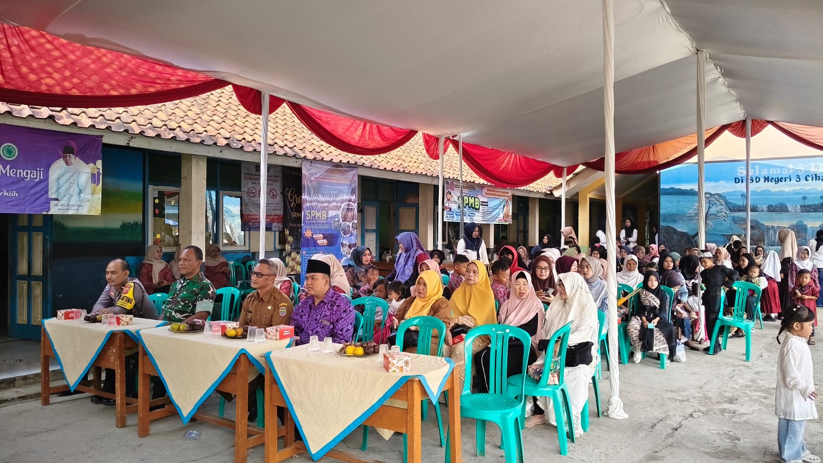 Polsek Cihaurbeuti Hadiri Acara Pelepasan Siswa Kelas VI dan Kenaikan Kelas di SDN 3 Cihaurbeuti