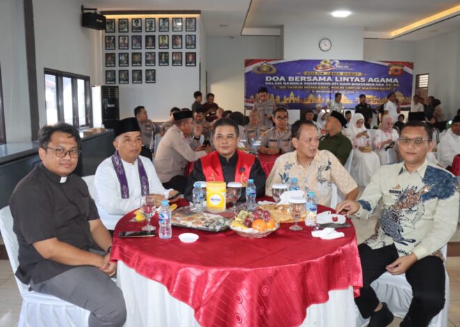 Polres Ciamis Gelar Doa Bersama Lintas Agama, Perkuat Kerukunan dan Sinergitas Dalka Hari Bhayangkara ke-80  CIAMIS  – Dalam rangka memperingati Hari Bhayangkara ke-80 Tahun 2026, Polres Ciamis menggelar kegiatan Doa Bersama Lintas Agama secara daring melalui Zoom Meeting yang diikuti oleh berbagai unsur pemerintah, tokoh agama, dan tokoh masyarakat di Kabupaten Ciamis. Kegiatan berlangsung di Aula Pesat Gatra Polres Ciamis, Kamis (25/06/2026).  Kegiatan yang dipimpin oleh Kapolres Ciamis AKBP H. Hidayatullah, S.H., S.I.K., M.Si., ini dihadiri Sekretaris Daerah Kabupaten Ciamis Dr. H. Andang Firman Triyadi, M.T., Pejabat Utama Polres Ciamis, perwakilan Kodim 0613/Ciamis, Kementerian Agama Kabupaten Ciamis, Kejaksaan Negeri Ciamis, Badan Kesbangpol, Forum Kerukunan Umat Beragama (FKUB), Majelis Ulama Indonesia (MUI), tokoh agama lintas keyakinan, Bhayangkari Cabang Ciamis, serta para tamu undangan lainnya.  Doa Bersama Lintas Agama ini merupakan bagian dari rangkaian peringatan Hari Bhayangkara ke-80 yang dilaksanakan serentak di jajaran Kepolisian Republik Indonesia sebagai bentuk rasa syukur kepada Tuhan Yang Maha Esa sekaligus ikhtiar spiritual untuk memohon keselamatan, kesehatan, dan kelancaran dalam pelaksanaan tugas pengabdian Polri kepada masyarakat, bangsa, dan negara.  Dalam kegiatan tersebut, peserta mengikuti sambutan Wakapolda Jawa Barat Brigjen Pol. Adi Vivid Agustiadi Bachtiar, S.I.K., M.Hum., M.S.M., yang menyampaikan apresiasi kepada seluruh tokoh agama, tokoh masyarakat, serta Forum Kerukunan Umat Beragama yang selama ini telah menjadi mitra strategis Polri dalam menjaga keamanan, ketertiban, dan persatuan di tengah masyarakat.  Wakapolda Jawa Barat menegaskan bahwa Hari Bhayangkara ke-80 bukan hanya menjadi momentum peringatan institusi, tetapi juga sarana introspeksi dan evaluasi untuk memperkuat komitmen Polri sebagai pelindung, pengayom, dan pelayan masyarakat yang profesional, modern, dan terpercaya.  Kapolres Ciamis AKBP H. Hidayatullah, S.H., S.I.K., M.Si., menyampaikan bahwa kegiatan doa bersama lintas agama merupakan wujud nyata komitmen Polri dalam merawat keberagaman, memperkuat toleransi, serta membangun sinergitas dengan seluruh elemen masyarakat.  “Melalui momentum Hari Bhayangkara ke-80 ini, kami mengajak seluruh komponen masyarakat untuk terus menjaga persatuan, memperkuat kerukunan antarumat beragama, serta bersama-sama menciptakan situasi kamtibmas yang aman, damai, dan kondusif. Polri tidak dapat bekerja sendiri tanpa dukungan seluruh elemen masyarakat,” ujar AKBP H. Hidayatullah, S.H., S.I.K., M.Si.  Menurutnya, keberhasilan menjaga keamanan dan ketertiban di Kabupaten Ciamis selama ini tidak terlepas dari peran aktif tokoh agama, tokoh masyarakat, pemerintah daerah, TNI, serta seluruh stakeholder yang senantiasa bersinergi dengan Polres Ciamis.  Ketua FKUB Kabupaten Ciamis Dr. Sumadi, M.Ag., bersama para tokoh agama yang hadir turut mengapresiasi terselenggaranya kegiatan tersebut. Mereka menilai doa bersama lintas agama menjadi simbol kuatnya semangat persaudaraan, toleransi, dan kebersamaan dalam menjaga keharmonisan masyarakat yang majemuk.  Kegiatan berlangsung dengan penuh khidmat, aman, dan lancar. Melalui doa bersama lintas agama ini, Polres Ciamis berharap semangat Hari Bhayangkara ke-80 semakin mempererat hubungan antara Polri dan masyarakat serta memperkokoh sinergitas dalam menjaga stabilitas keamanan demi terwujudnya Kabupaten Ciamis yang aman, damai, dan harmonis.  Harkamtibmas, Polres Ciamis, Polda Jabar