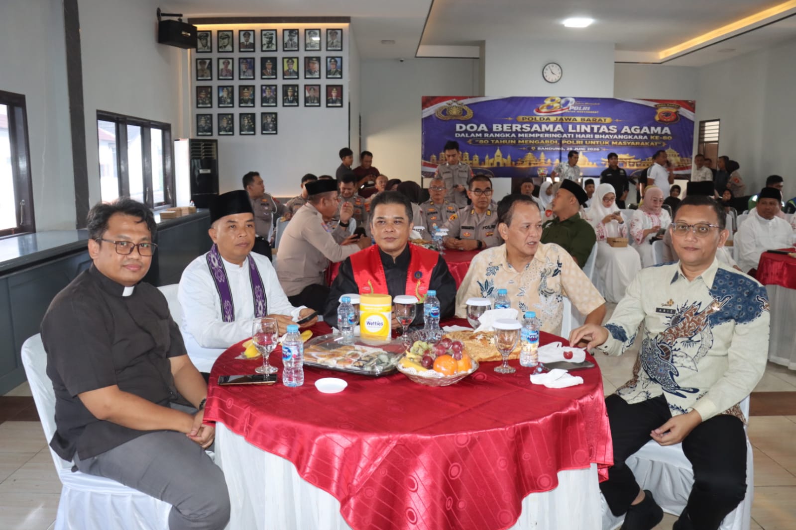 Polres Ciamis Gelar Doa Bersama Lintas Agama, Perkuat Kerukunan dan Sinergitas Dalka Hari Bhayangkara ke-80  CIAMIS  – Dalam rangka memperingati Hari Bhayangkara ke-80 Tahun 2026, Polres Ciamis menggelar kegiatan Doa Bersama Lintas Agama secara daring melalui Zoom Meeting yang diikuti oleh berbagai unsur pemerintah, tokoh agama, dan tokoh masyarakat di Kabupaten Ciamis. Kegiatan berlangsung di Aula Pesat Gatra Polres Ciamis, Kamis (25/06/2026).  Kegiatan yang dipimpin oleh Kapolres Ciamis AKBP H. Hidayatullah, S.H., S.I.K., M.Si., ini dihadiri Sekretaris Daerah Kabupaten Ciamis Dr. H. Andang Firman Triyadi, M.T., Pejabat Utama Polres Ciamis, perwakilan Kodim 0613/Ciamis, Kementerian Agama Kabupaten Ciamis, Kejaksaan Negeri Ciamis, Badan Kesbangpol, Forum Kerukunan Umat Beragama (FKUB), Majelis Ulama Indonesia (MUI), tokoh agama lintas keyakinan, Bhayangkari Cabang Ciamis, serta para tamu undangan lainnya.  Doa Bersama Lintas Agama ini merupakan bagian dari rangkaian peringatan Hari Bhayangkara ke-80 yang dilaksanakan serentak di jajaran Kepolisian Republik Indonesia sebagai bentuk rasa syukur kepada Tuhan Yang Maha Esa sekaligus ikhtiar spiritual untuk memohon keselamatan, kesehatan, dan kelancaran dalam pelaksanaan tugas pengabdian Polri kepada masyarakat, bangsa, dan negara.  Dalam kegiatan tersebut, peserta mengikuti sambutan Wakapolda Jawa Barat Brigjen Pol. Adi Vivid Agustiadi Bachtiar, S.I.K., M.Hum., M.S.M., yang menyampaikan apresiasi kepada seluruh tokoh agama, tokoh masyarakat, serta Forum Kerukunan Umat Beragama yang selama ini telah menjadi mitra strategis Polri dalam menjaga keamanan, ketertiban, dan persatuan di tengah masyarakat.  Wakapolda Jawa Barat menegaskan bahwa Hari Bhayangkara ke-80 bukan hanya menjadi momentum peringatan institusi, tetapi juga sarana introspeksi dan evaluasi untuk memperkuat komitmen Polri sebagai pelindung, pengayom, dan pelayan masyarakat yang profesional, modern, dan terpercaya.  Kapolres Ciamis AKBP H. Hidayatullah, S.H., S.I.K., M.Si., menyampaikan bahwa kegiatan doa bersama lintas agama merupakan wujud nyata komitmen Polri dalam merawat keberagaman, memperkuat toleransi, serta membangun sinergitas dengan seluruh elemen masyarakat.  “Melalui momentum Hari Bhayangkara ke-80 ini, kami mengajak seluruh komponen masyarakat untuk terus menjaga persatuan, memperkuat kerukunan antarumat beragama, serta bersama-sama menciptakan situasi kamtibmas yang aman, damai, dan kondusif. Polri tidak dapat bekerja sendiri tanpa dukungan seluruh elemen masyarakat,” ujar AKBP H. Hidayatullah, S.H., S.I.K., M.Si.  Menurutnya, keberhasilan menjaga keamanan dan ketertiban di Kabupaten Ciamis selama ini tidak terlepas dari peran aktif tokoh agama, tokoh masyarakat, pemerintah daerah, TNI, serta seluruh stakeholder yang senantiasa bersinergi dengan Polres Ciamis.  Ketua FKUB Kabupaten Ciamis Dr. Sumadi, M.Ag., bersama para tokoh agama yang hadir turut mengapresiasi terselenggaranya kegiatan tersebut. Mereka menilai doa bersama lintas agama menjadi simbol kuatnya semangat persaudaraan, toleransi, dan kebersamaan dalam menjaga keharmonisan masyarakat yang majemuk.  Kegiatan berlangsung dengan penuh khidmat, aman, dan lancar. Melalui doa bersama lintas agama ini, Polres Ciamis berharap semangat Hari Bhayangkara ke-80 semakin mempererat hubungan antara Polri dan masyarakat serta memperkokoh sinergitas dalam menjaga stabilitas keamanan demi terwujudnya Kabupaten Ciamis yang aman, damai, dan harmonis.  Harkamtibmas, Polres Ciamis, Polda Jabar