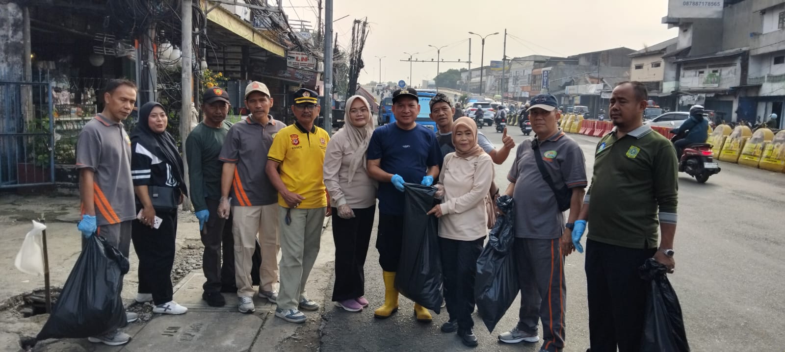 Budaya Gotong Royong Hidup Lagi: Jumsih Cibinong Rapikan Kota Demi Kenyamanan Bersama