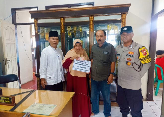 Polsek Kawali Polres Ciamis Awasi Penyaluran BLT DD ke Warga Desa Awiluar
