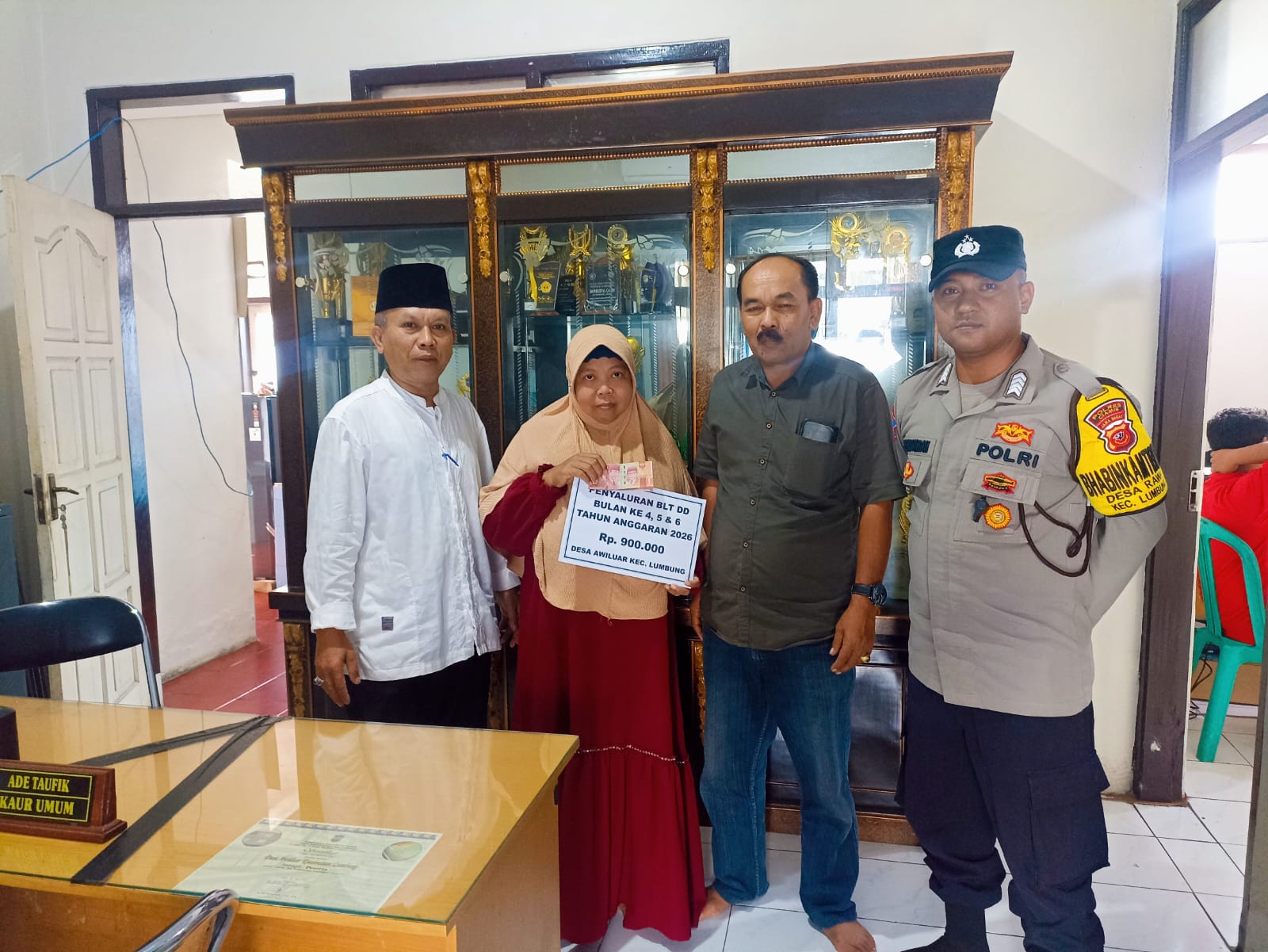 Polsek Kawali Polres Ciamis Awasi Penyaluran BLT DD ke Warga Desa Awiluar
