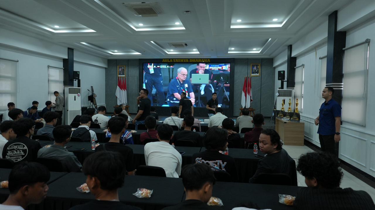 Kapolres Karawang Nobar Piala Dunia 2026 Bersama Ratusan Warga, Pererat Kedekatan Polri dengan Masyarakat