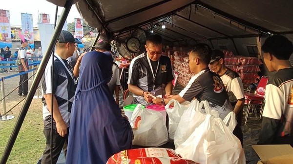 HUT bhayangkara ke 80, polres metro Jakarta pusat gelar pasar rakyat, warga antusias tebus sembako murah.