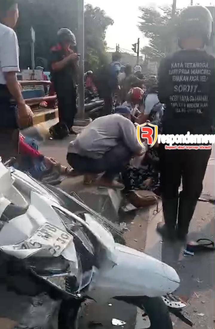 Diduga rem blong truk wing box menabrak sejumlah motor di simpang Unisma Bekasi timur , 1 tewas