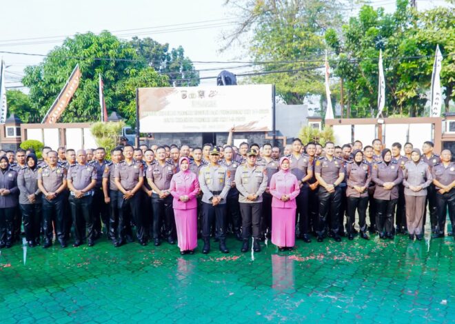 Kapolres Karawang Pimpin Langsung Upacara Kenaikan Pangkat Reguler dan Pengabdian di Polres Karawang