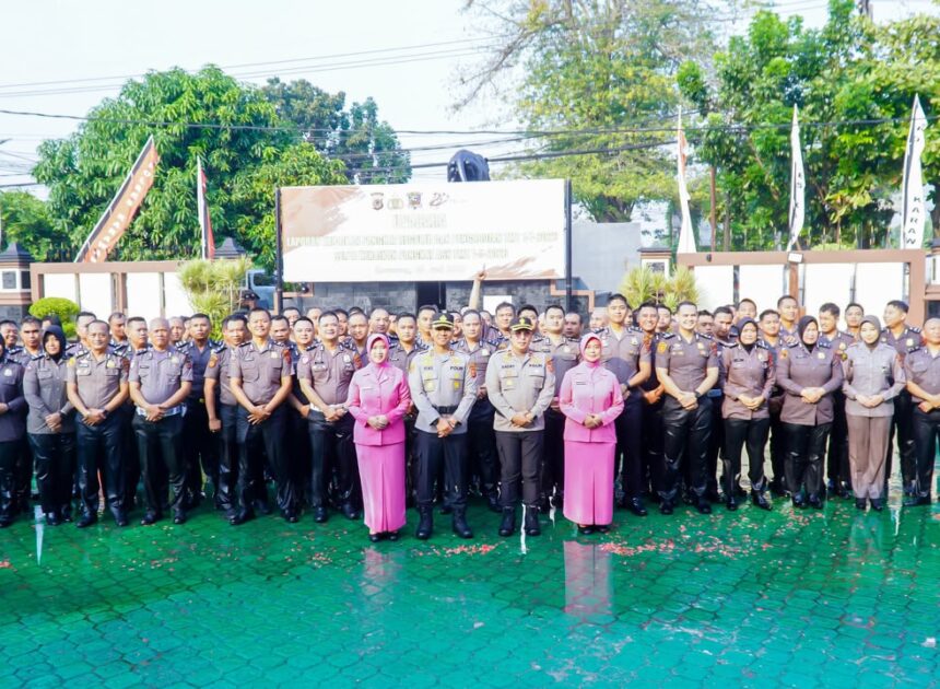 Kapolres Karawang Pimpin Langsung Upacara Kenaikan Pangkat Reguler dan Pengabdian di Polres Karawang