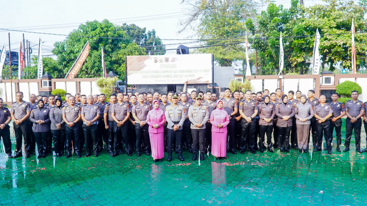 Kapolres Karawang Pimpin Langsung Upacara Kenaikan Pangkat Reguler dan Pengabdian di Polres Karawang