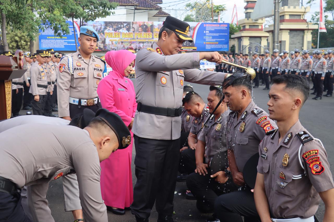 Kapolres Ciamis Pimpin Korps Raport Kenaikan Pangkat 55 Personel, Tekankan Profesionalisme dan Dedikasi dalam Bertugas