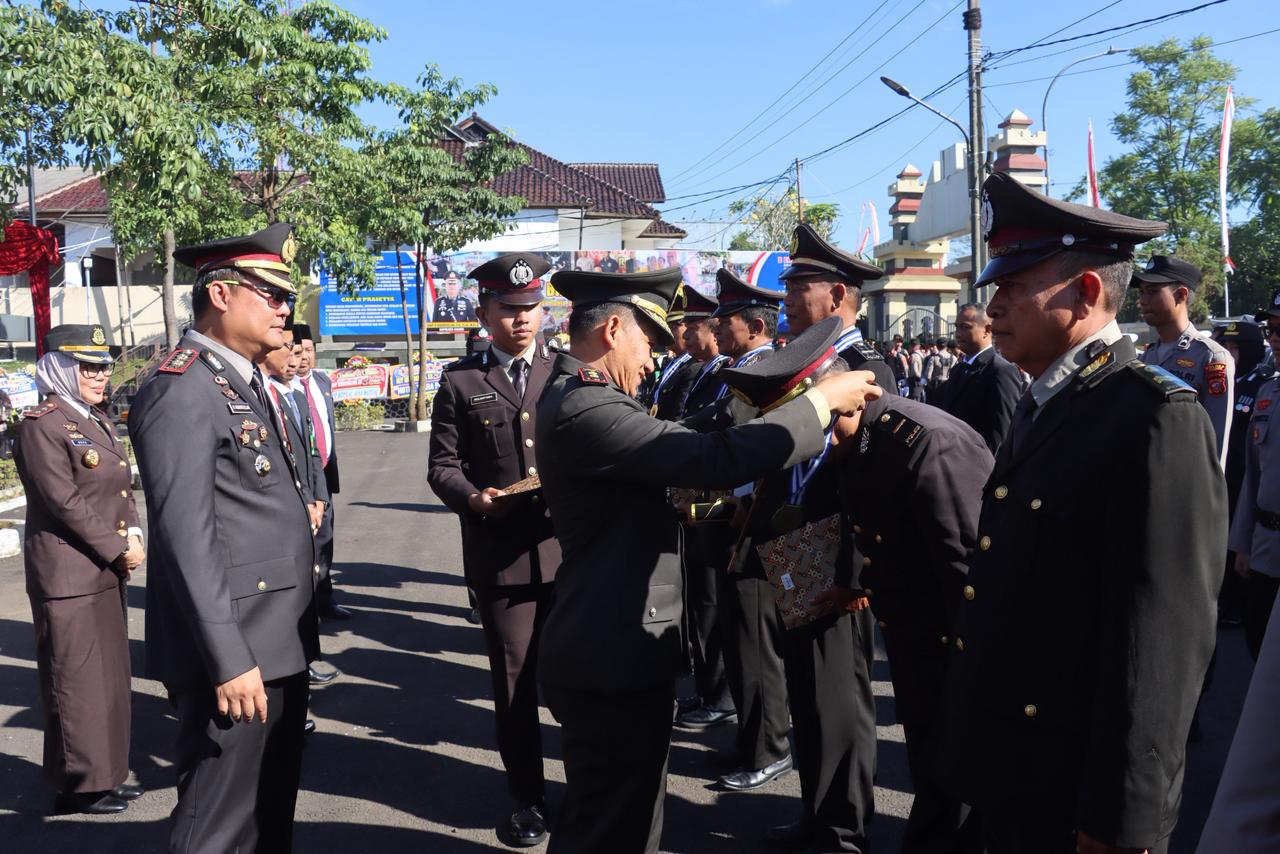 Polres Ciamis Berikan Penghargaan kepada Personel dan Masyarakat Berprestasi pada Peringatan Hari Bhayangkara ke-80