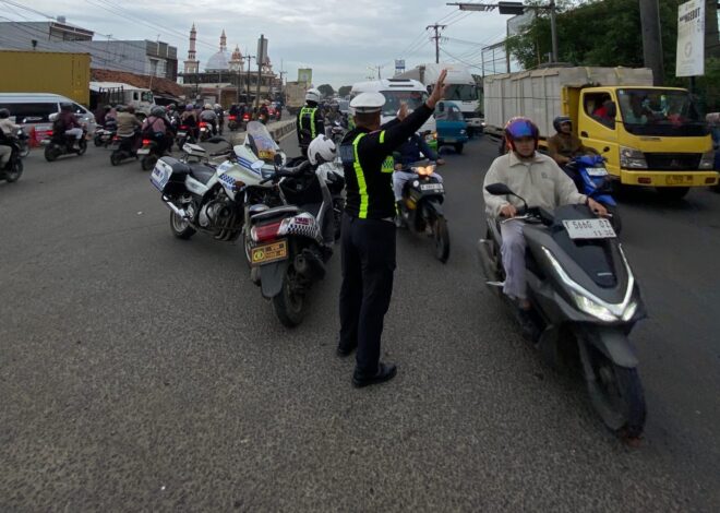Rayakan HUT Bhayangkara ke-80, Satlantas Polres Karawang Konsisten Laksanakan Pengaturan Arus Lalu Lintas
