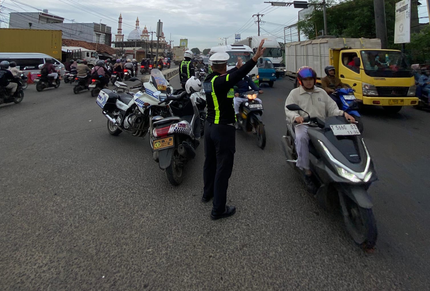 Rayakan HUT Bhayangkara ke-80, Satlantas Polres Karawang Konsisten Laksanakan Pengaturan Arus Lalu Lintas