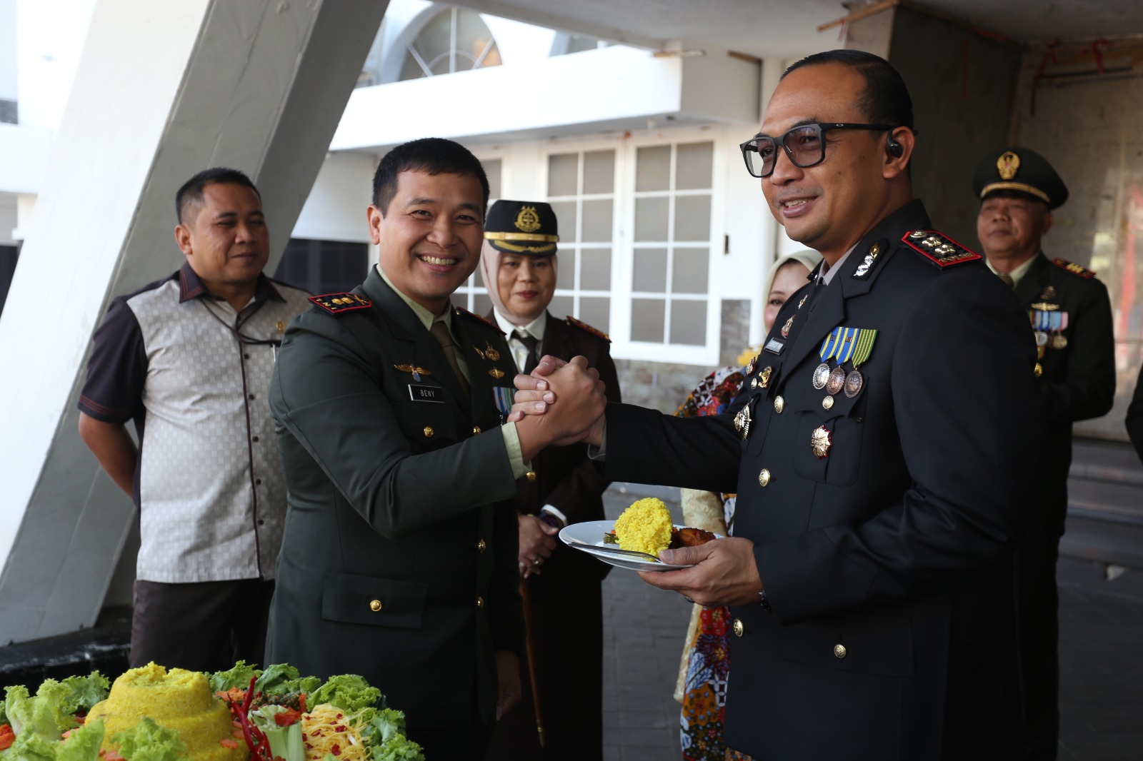 Dandim 0607/Kota Sukabumi Beri Kejutan Ulang Tahun untuk Kapolres di Hari Bhayangkara ke-80, Sinergi TNI-Polri Kian Solid