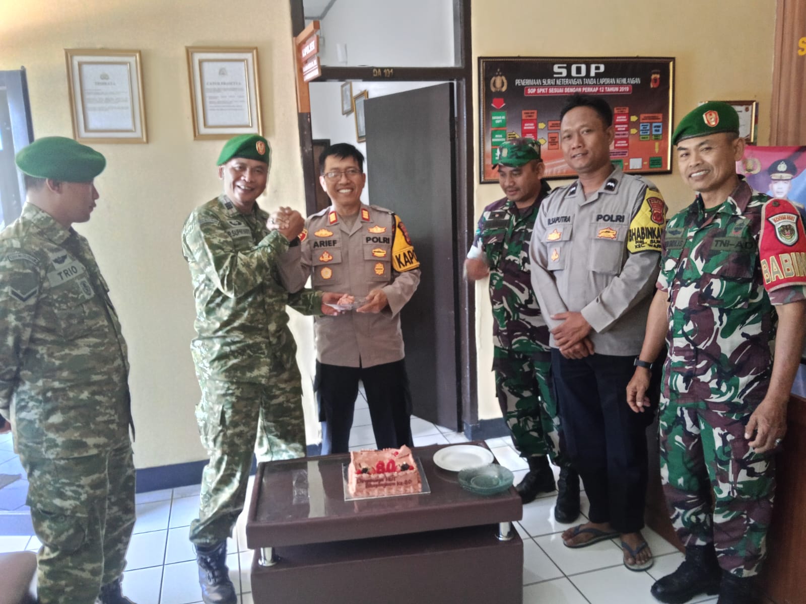Danramil Warudoyong Berikan Surprise HUT Ke-80 Polri kepada Kapolsek, Wujud Sinergitas TNI-Polri
