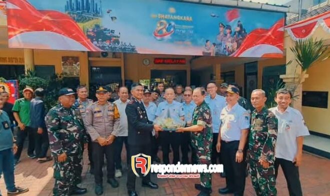 Sinergitas Tiga Pilar: Polsek Kembangan Terima Kejutan HUT Bhayangkara ke-80 dari Koramil dan Kecamatan Kembangan