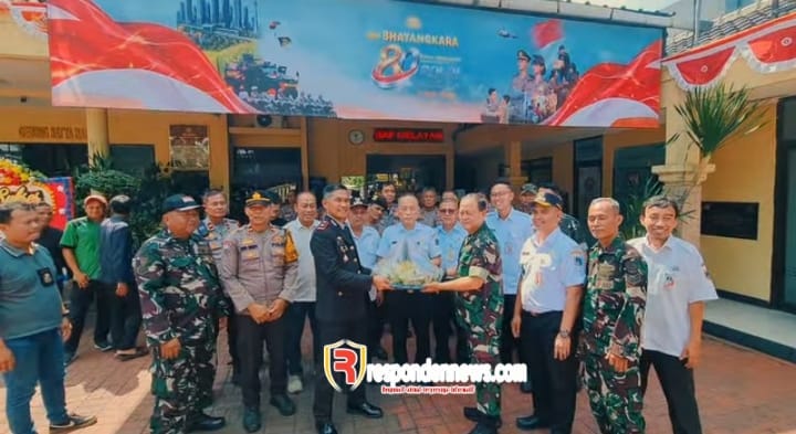 Sinergitas Tiga Pilar: Polsek Kembangan Terima Kejutan HUT Bhayangkara ke-80 dari Koramil dan Kecamatan Kembangan