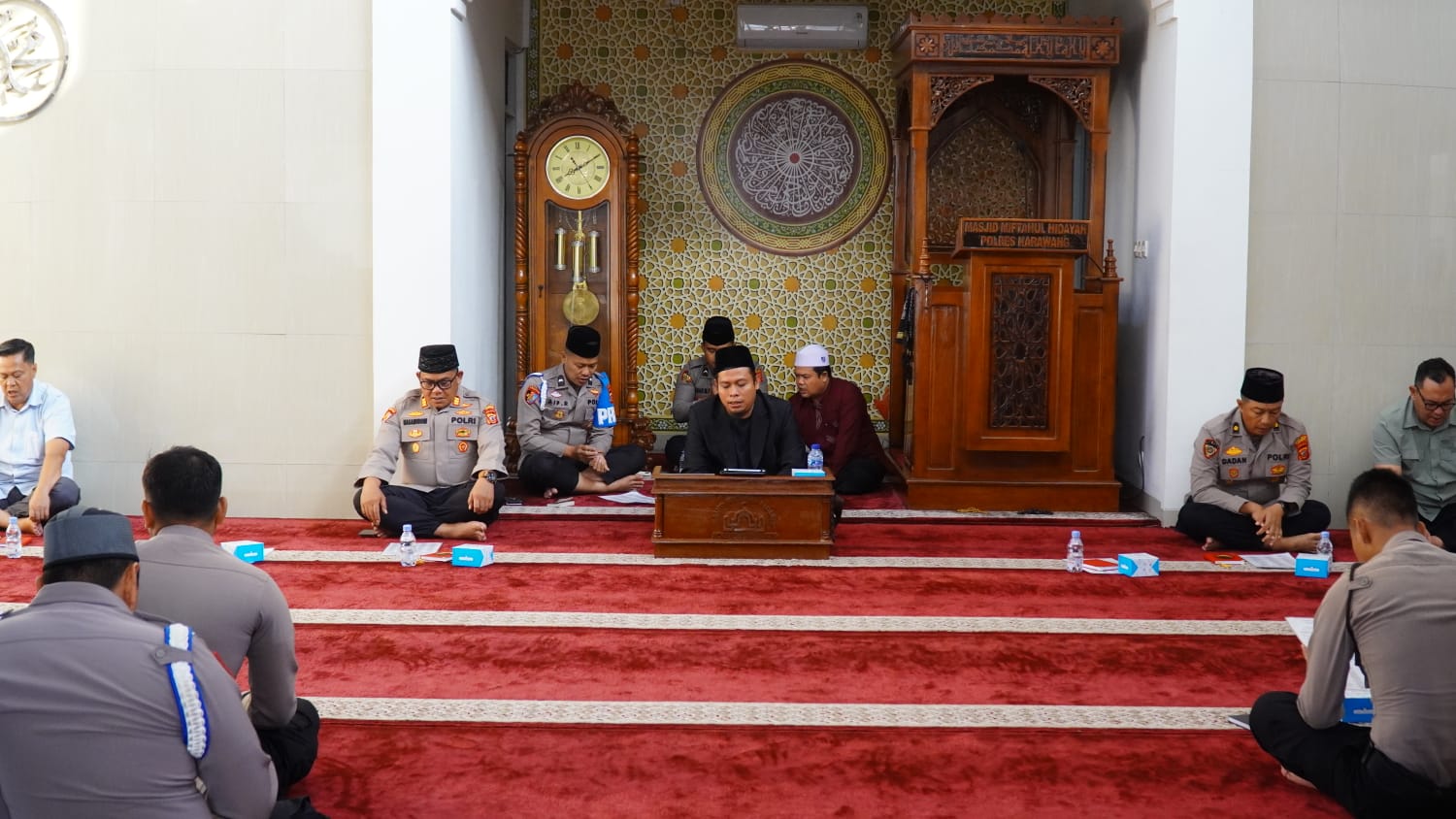 Tingkatkan Spiritualitas Personel, Polres Karawang Laksanakan Binrohtal Bersama Ustad Irawan.