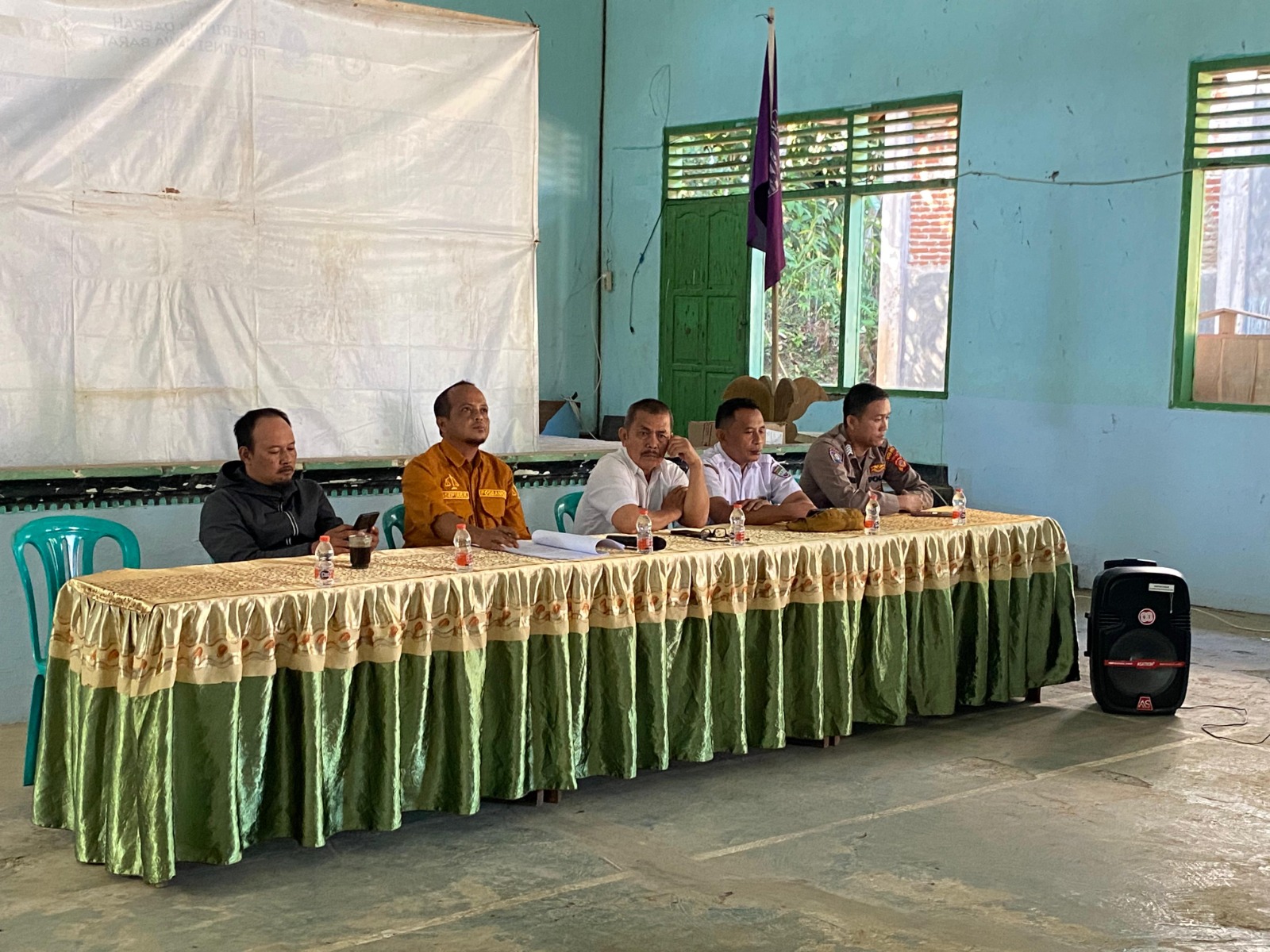 Bhabinkamtibmas Polsek Sukadana Kawal Rapat Pemerintahan Desa Bunter, Perkuat Kamtibmas dan Sinergi Bersama Masyarakat