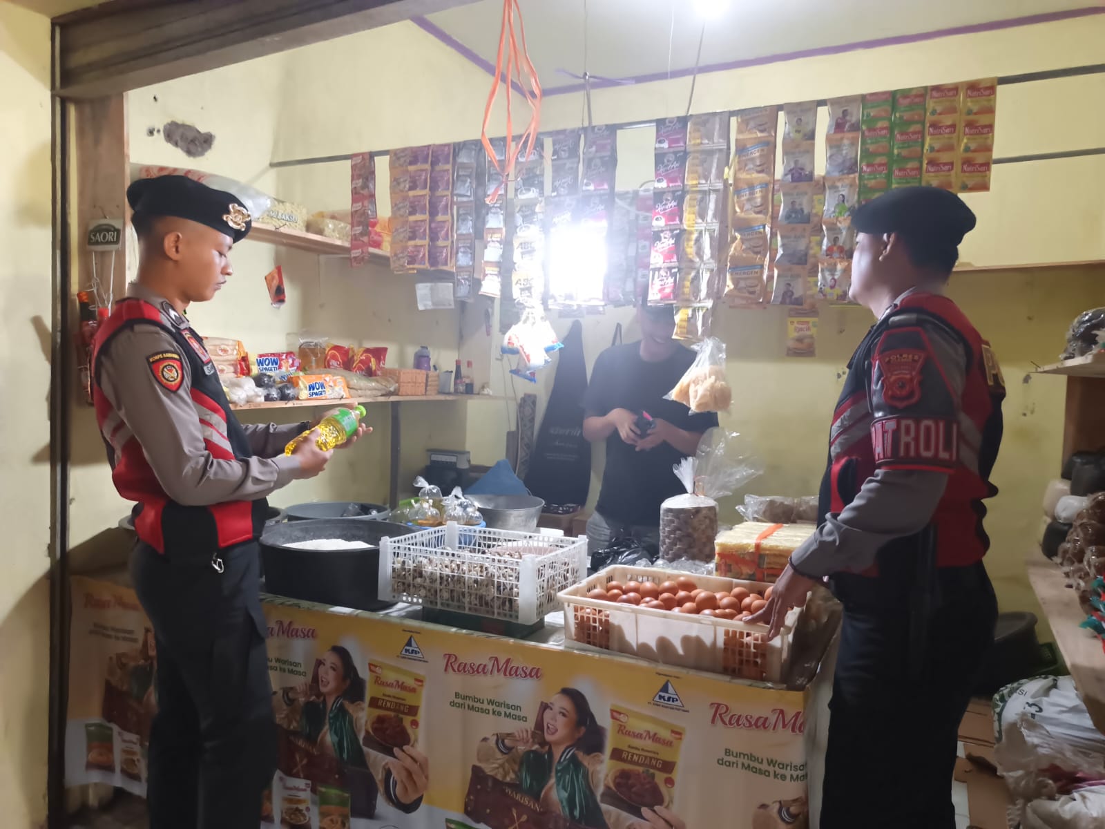 Sat Samapta Polres Ciamis Pastikan Harga dan Ketersediaan Bahan Pokok Tetap Stabil Melalui Patroli di Pasar Imbanagara
