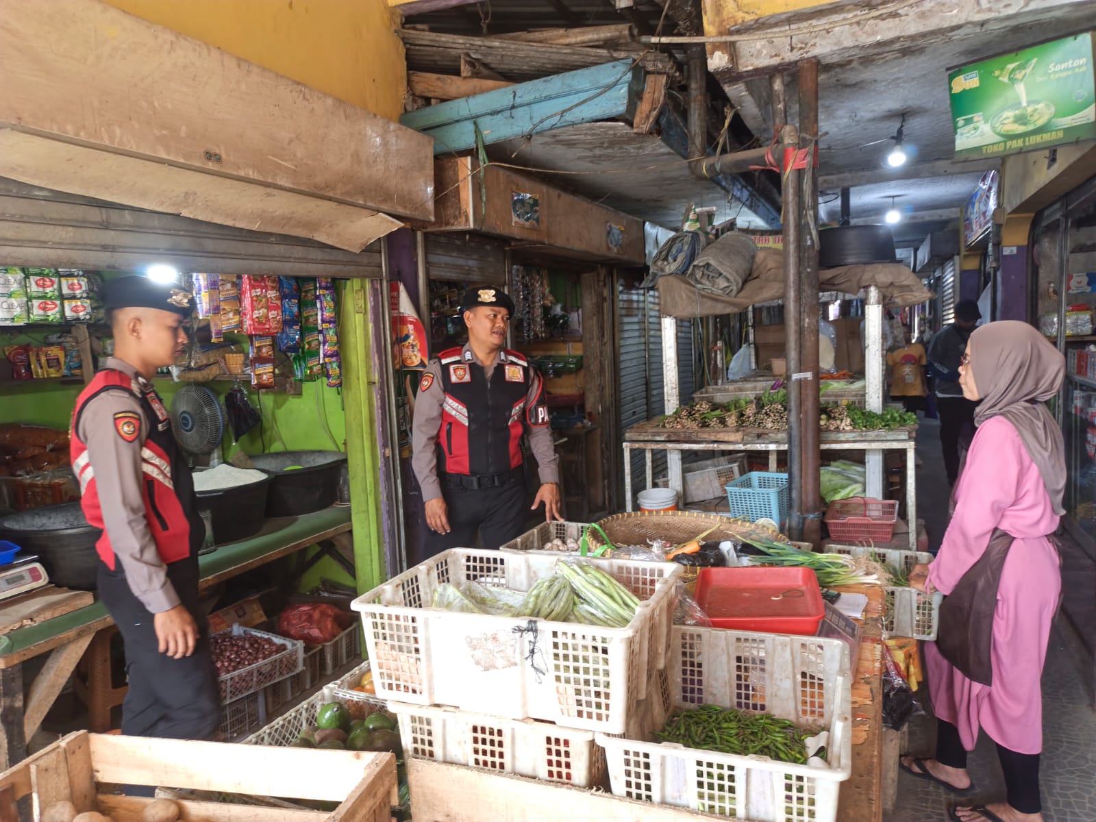 Sat Samapta Polres Ciamis Pastikan Harga dan Ketersediaan Bahan Pokok Tetap Stabil Melalui Patroli di Pasar Imbanagara