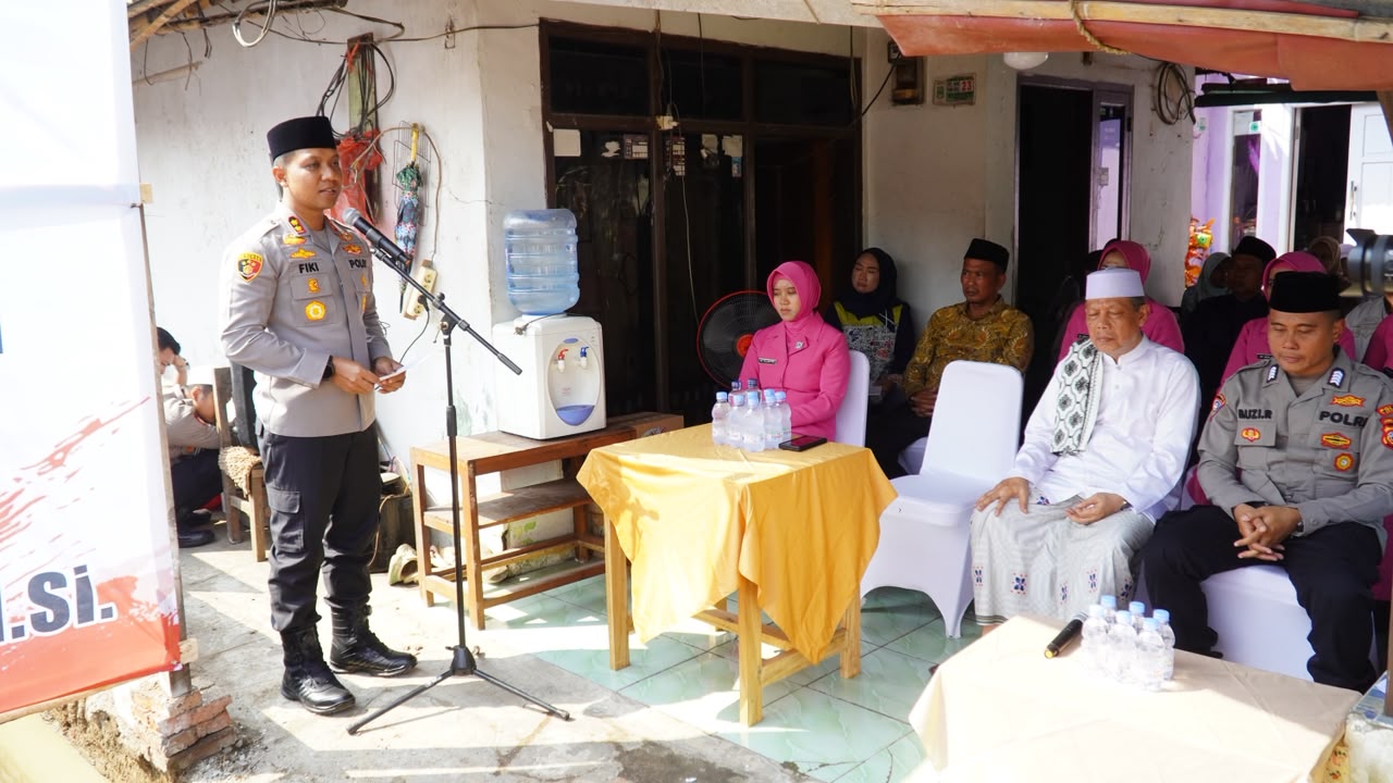 Peduli Pendidikan Anak, Kapolres Karawang Letakkan Batu Pertama Pembangunan Majelis Taklim di Warungbambu