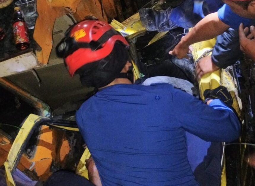 Sopir Truk Selamat Usai Dievakuasi Damkar Cibadak Pasca Kecelakaan Dini Hari