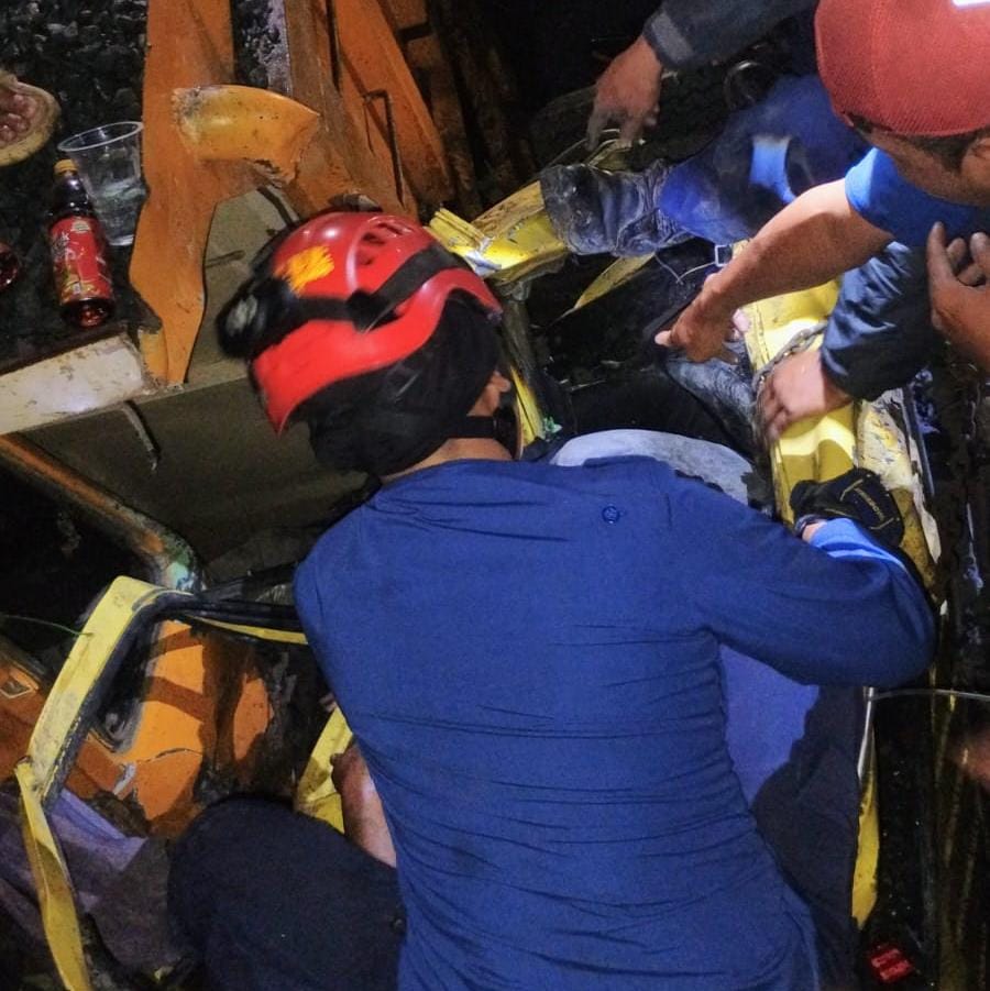 Sopir Truk Selamat Usai Dievakuasi Damkar Cibadak Pasca Kecelakaan Dini Hari