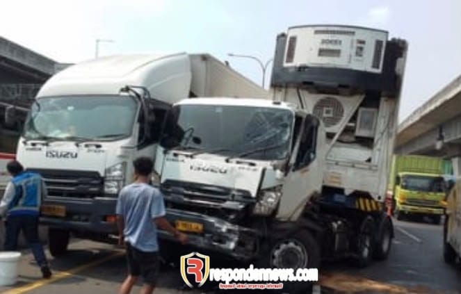 Truk Trailer Oleng Tabrak Dua Truk Lain di Tol Jakarta-Cikampek KM 46 Karawang
