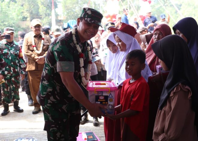 Dandim 0607/Kota Sukabumi Santuni Anak Yatim Piatu Usai Resmikan Jembatan Gantung PRIMA JANTAKE