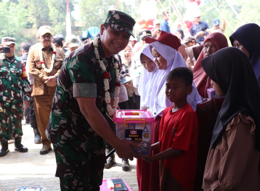 Dandim 0607/Kota Sukabumi Santuni Anak Yatim Piatu Usai Resmikan Jembatan Gantung PRIMA JANTAKE