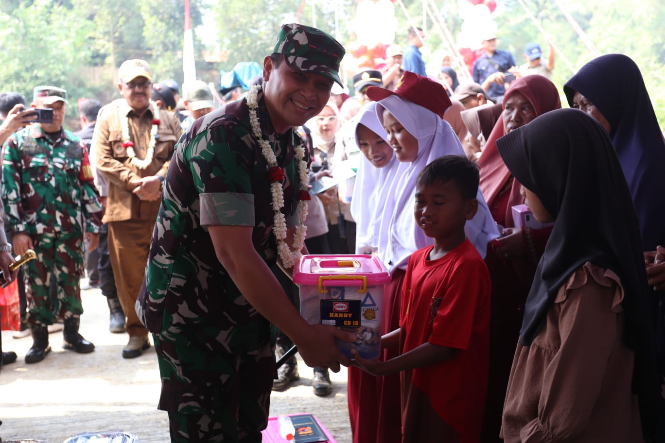 Dandim 0607/Kota Sukabumi Santuni Anak Yatim Piatu Usai Resmikan Jembatan Gantung PRIMA JANTAKE