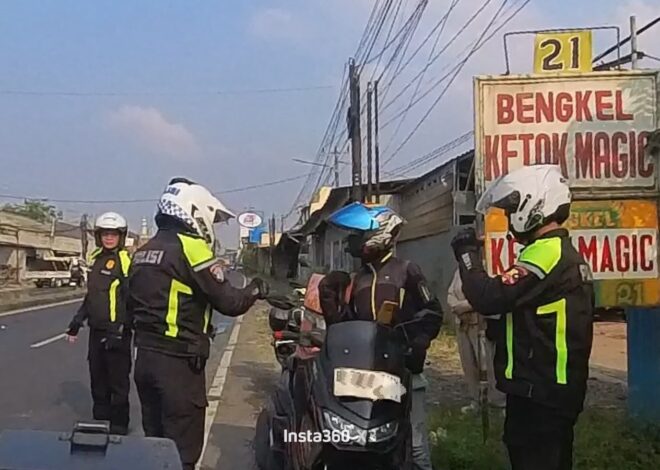 Satlantas Polres Karawang Tingkatkan Kepatuhan Disiplin Berkendara melalui Patroli Simpatik