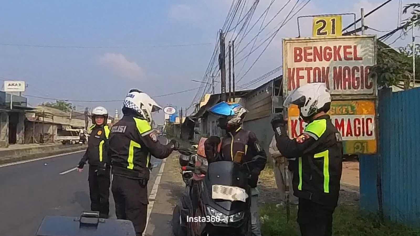 Satlantas Polres Karawang Tingkatkan Kepatuhan Disiplin Berkendara melalui Patroli Simpatik