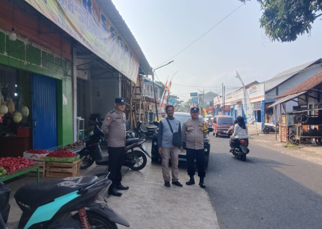 Cipkon Kamtibmas, Dua Personel Polsek Kawali Patroli Dialogis dan Sapa Warga di Siang Hari